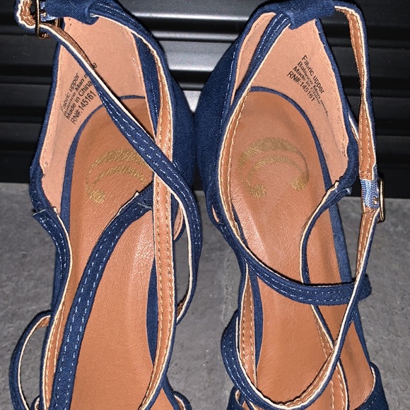 Blue strap heels. - Picture 4 of 4